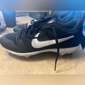Brand new never worn Nike mens size 8.5 metal baseball cleats.